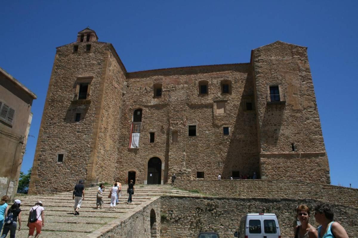 Donjon Suite Centro Storico Castelbuono  Exteriör bild